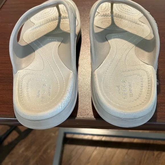 Croc’s flip-flops women’s size 9, men’s size 7 beige. - Picture 3 of 5